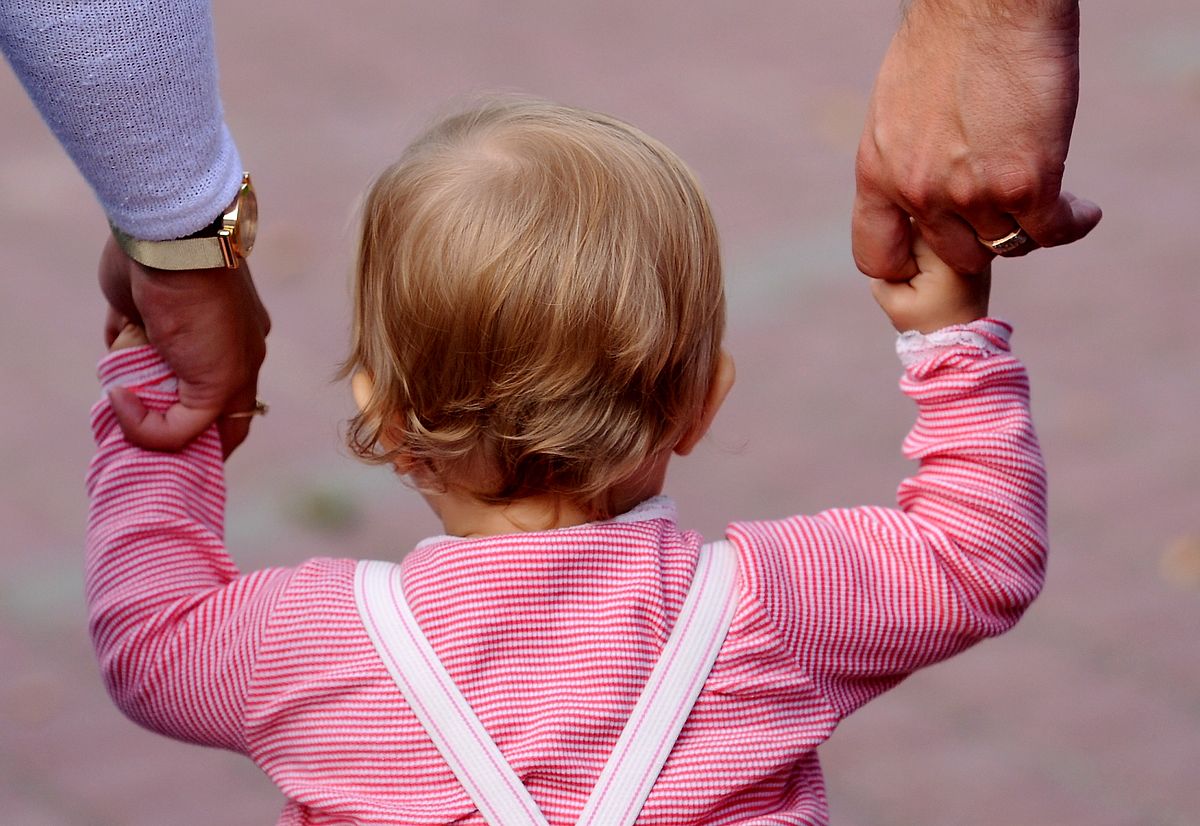Ограничение родительских прав: причины и последствия