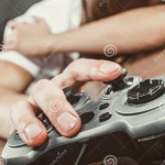 За что дети платят за «виртуальных жен» в играх