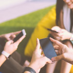 Почему подростки не могут оторваться от телефона даже за едой
