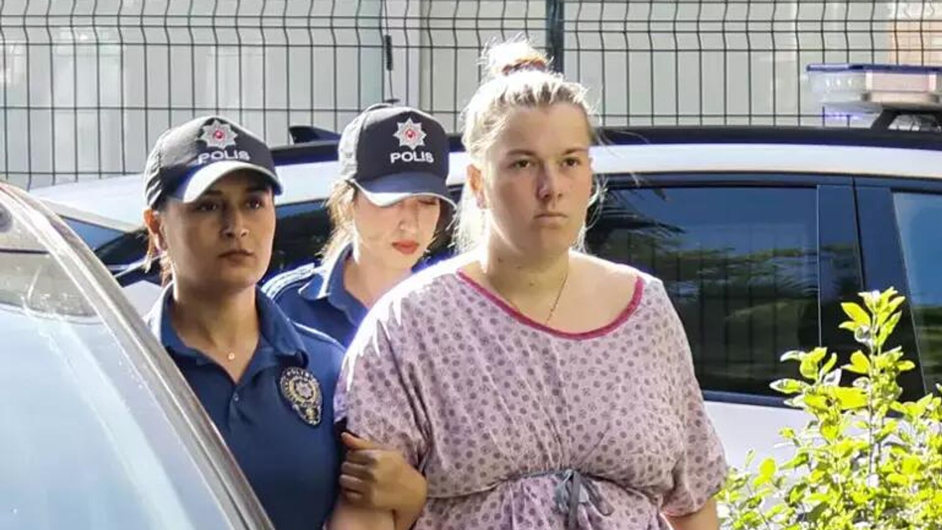 Мать, бросившая дочь в туалете аэропорта Антальи, лишена прав - финал дела
